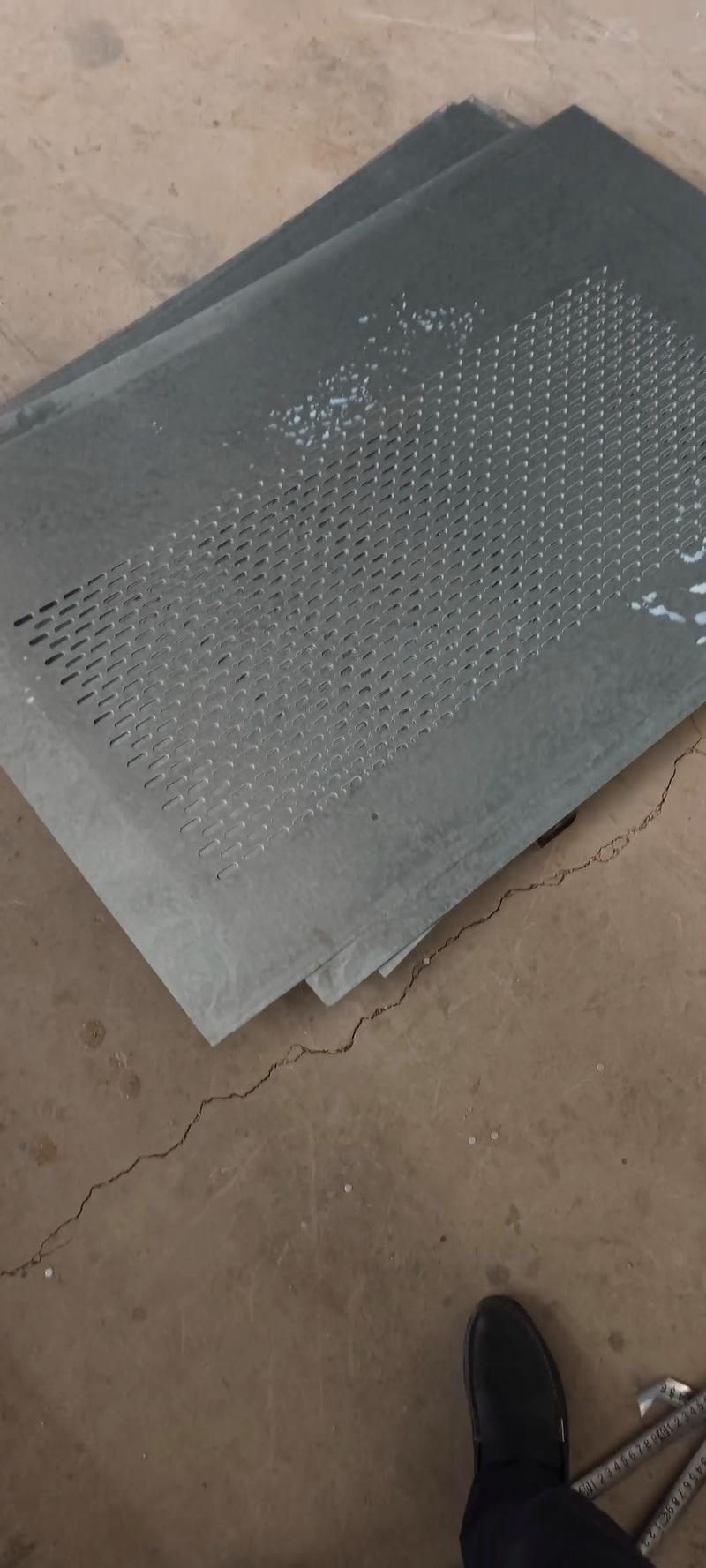 問問鍍鋅沖孔板規格有哪幾種?注意事項有哪些呢